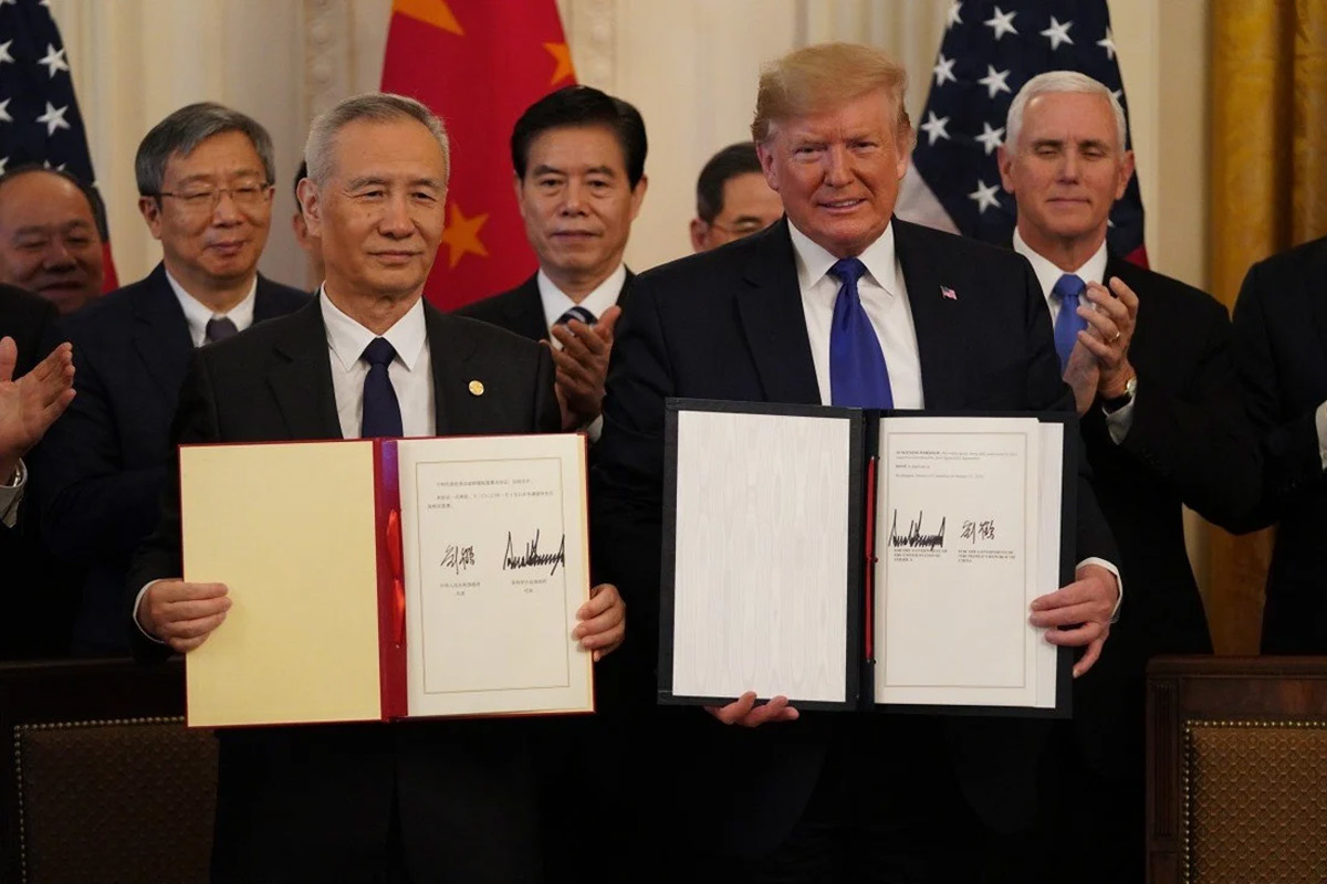 Vào tháng 1/2020, Tổng thống Mỹ Donald Trump khi đó và Phó Thủ tướng Trung Quốc Lưu Hạc ký thỏa thuận thương mại giai đoạn 1. Ảnh: Tân Hoa xã