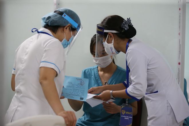 Nhận giấy chứng nhận đã tiêm vắc xin Covid-19 tại Bệnh viện Thanh Nhàn (Hà Nội)