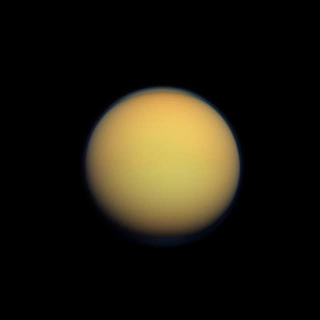 Bầu khí quyển của Titan giống như một quả bóng màu cam mờ. Ảnh: NASA.