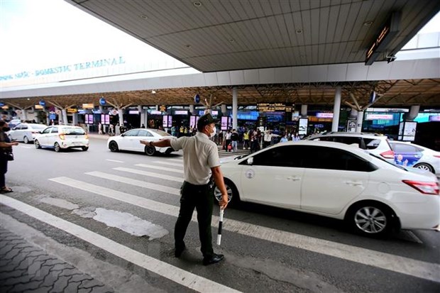 Lực lượng an ninh hàng không làm nhiệm vụ điều tiết giao thông tại khu vực đón trả khách sân bay Tân Sơn Nhất. (Ảnh: Thành Chung/TTXVN)