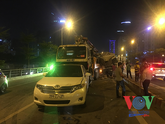 Tai nạn liên hoàn trên cầu vượt Mai Dịch, giao thông ùn tắc nghiêm trọng