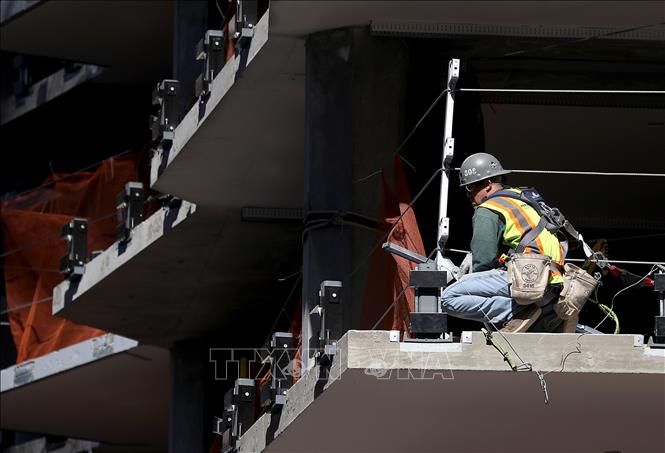 Công nhân làm việc tại một công trường xây dựng ở San Francisco, California, Mỹ. Ảnh tư liệu: AFP/TTXVN