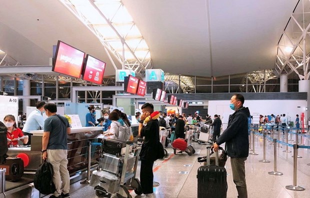 Những hành khách đầu tiên trên chuyến bay của hãng hàng không Vietjet Air từ Nội Bài đi Seoul. (Ảnh: CTV/Vietnam+)