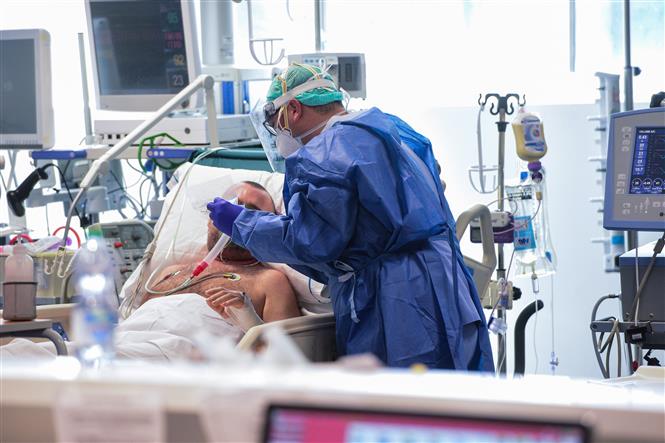 Máy thở là thiết bị quan trọng hỗ trợ điều trị, cứu mạng sống các bệnh nhân COVID-19. Ảnh: AFP/TTXVN