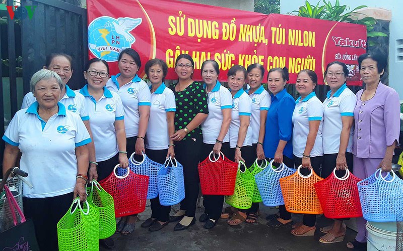 Sử dụng giỏ nhựa, đó là một trong những hoạt động xanh mà các bà, các chị em đang thực hiện nhằm hạn chế lượng túi nilon thải ra môi trường.