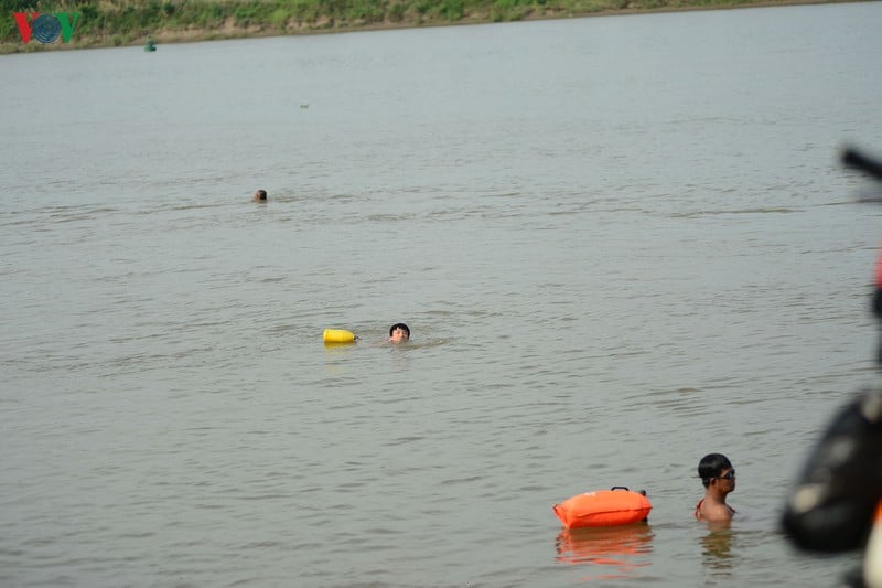 Mặc dù nguy cơ đuối nước rất lớn nhưng người dân Thủ đô Hà Nội vẫn đổ xô ra sông Hồng tắm giải nhiệt.