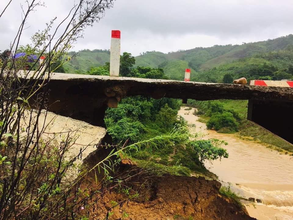 Cây cầu Ra Lây bị nước lũ gây xói lở