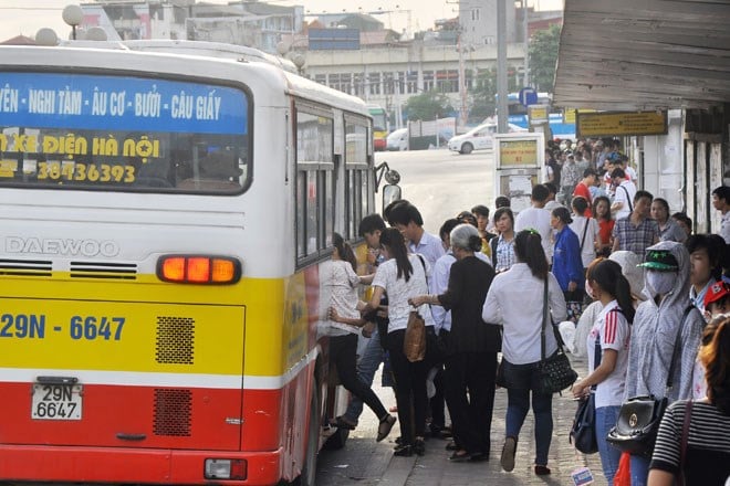 Học sinh, sinh viên được xem là đối tượng chính sử dụng phương tiện xe buýt công cộng