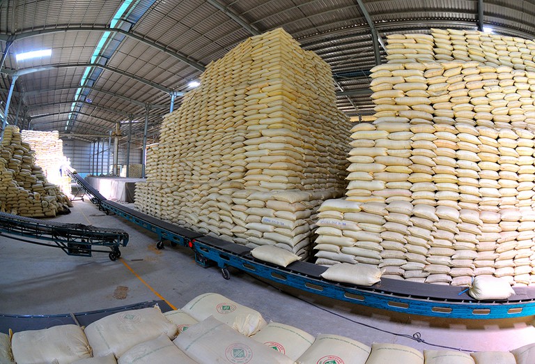 xuất khẩu gạo nước ta, khi giá giao dịch gạo 5% tấm của Việt Nam được giao dịch ở mức 493-497 USD/tấn, cao hơn Thái Lan 20 USD/tấn và vươn lên dẫn đầu thế giới.