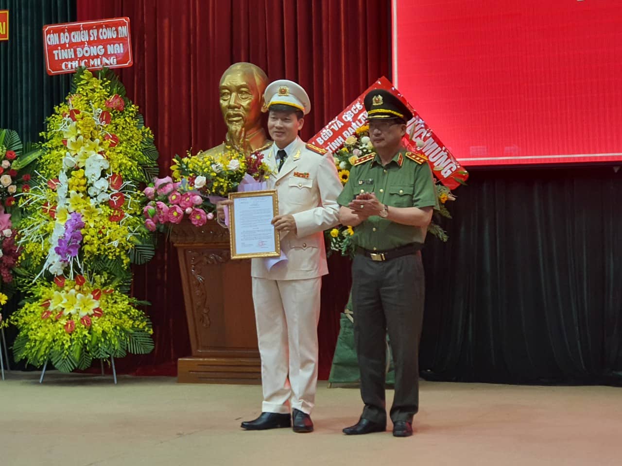 Đại tá Vũ Hồng Văn nhận quyết định về làm Giám đốc công an tỉnh Đồng Nai.jpg