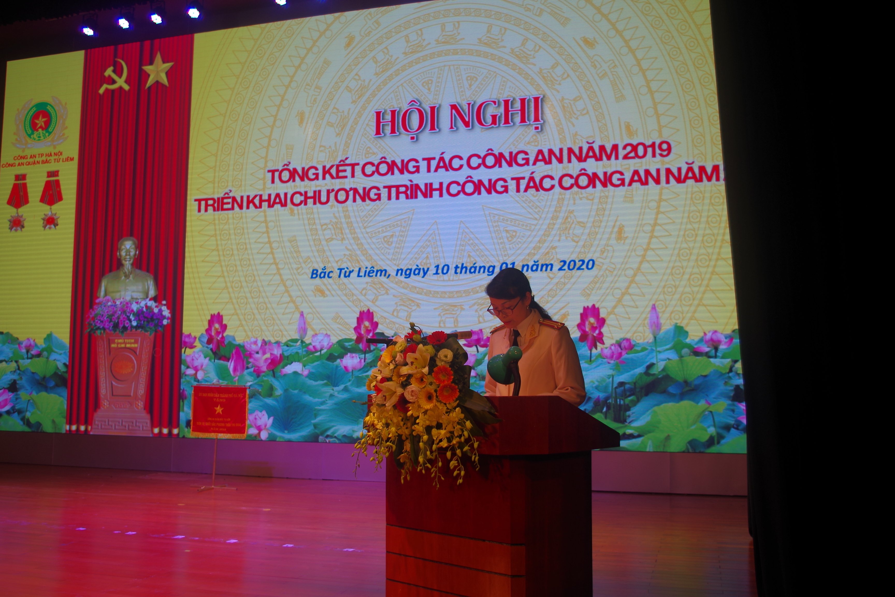 Đồng chí Trung tá Nguyễn Thị Thu Hương- Đội trưởng Đội Tổng hợp thông qua chương trình Hội nghị