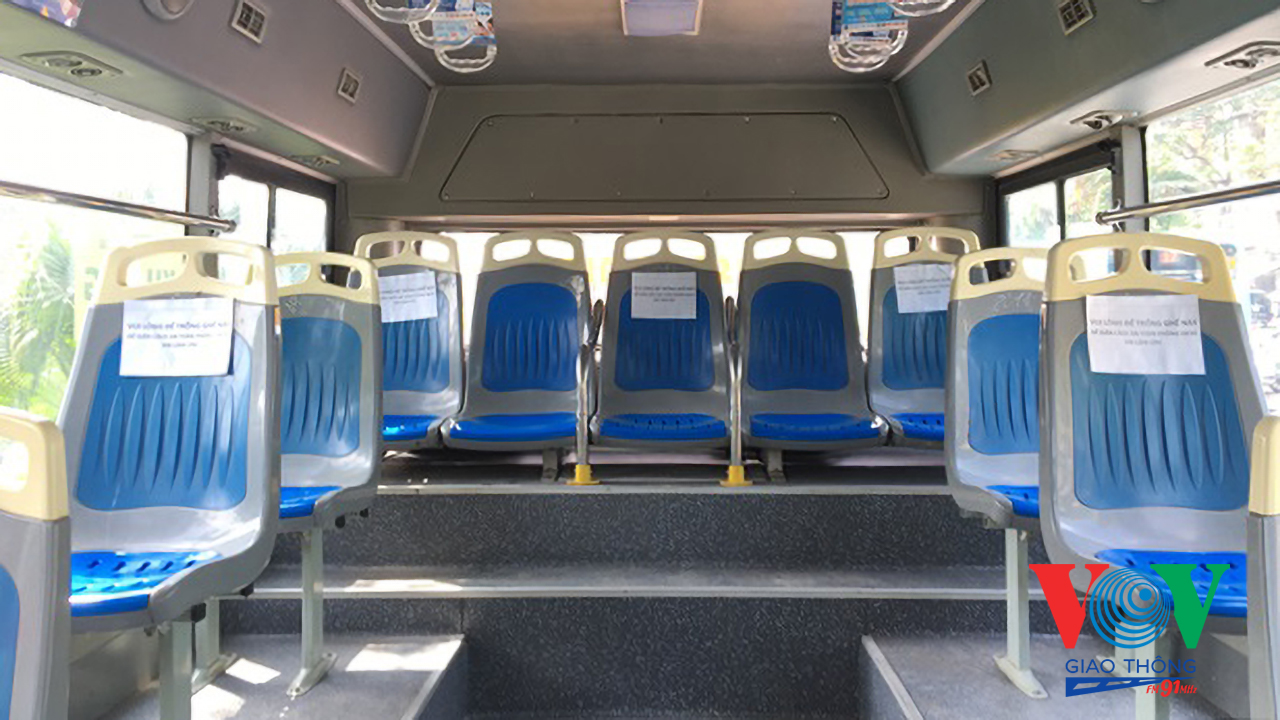 Các xe bus dán giấy để hành khách biết ngồi đúng quy định