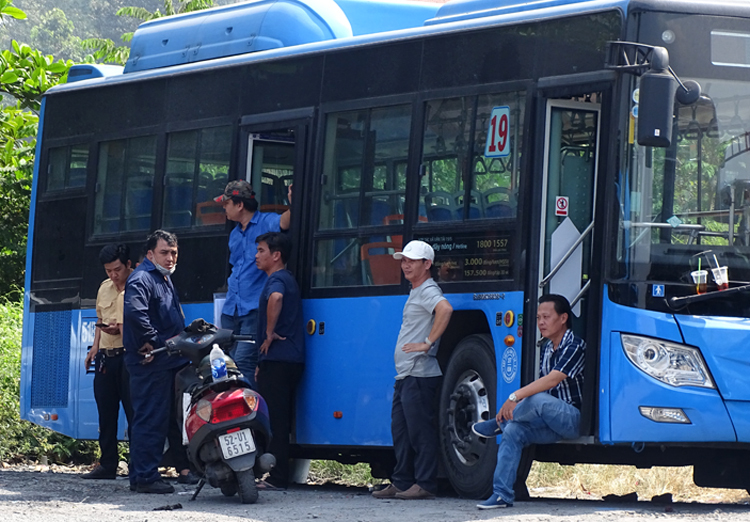 Tài xế và tiếp viên xe buýt số 19 đình công bỏ chuyến (Nguồn: VNE)
