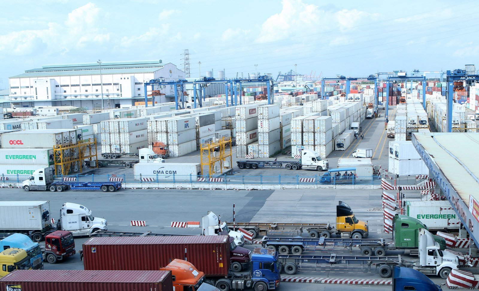 Để thu hút được hàng container xuất nhập khẩu, nhiều cảng đã đua nhau “phá giá” để giành khách hàng