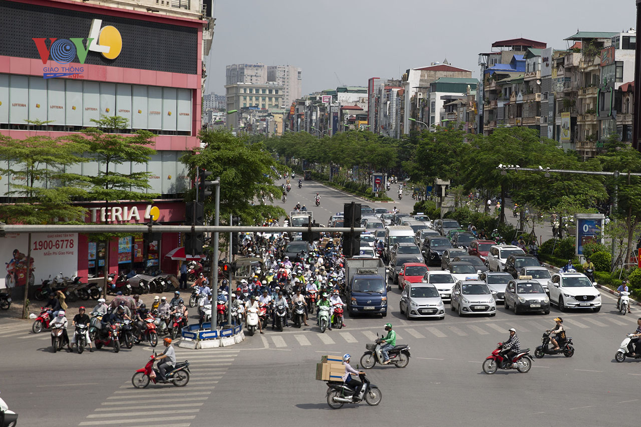 Không chỉ có tỷ lệ đất giao thông thấp mà mật độ dân số tại Hà Nội cũng rất cao. Với thực trạng đó việc ách tắc giao thông ở Hà Nội cũng là một điều tất yếu.