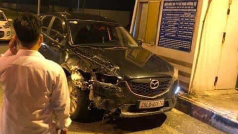 Chiếc xe bị giữ lại gần trạm thu phí đường 100 sau khi bỏ chạy về hướng huyện Mê Linh lại gây ra tai nạn