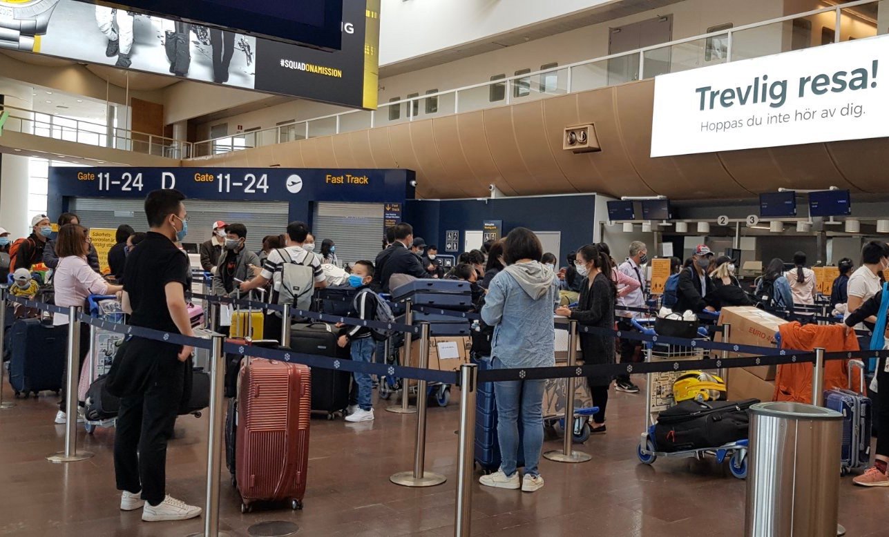 Sau khi hạ cánh tại sân bay quốc tế Nội Bài, những người tham gia chuyến bay đều được kiểm tra y tế và cách ly tập trung theo đúng quy định. 