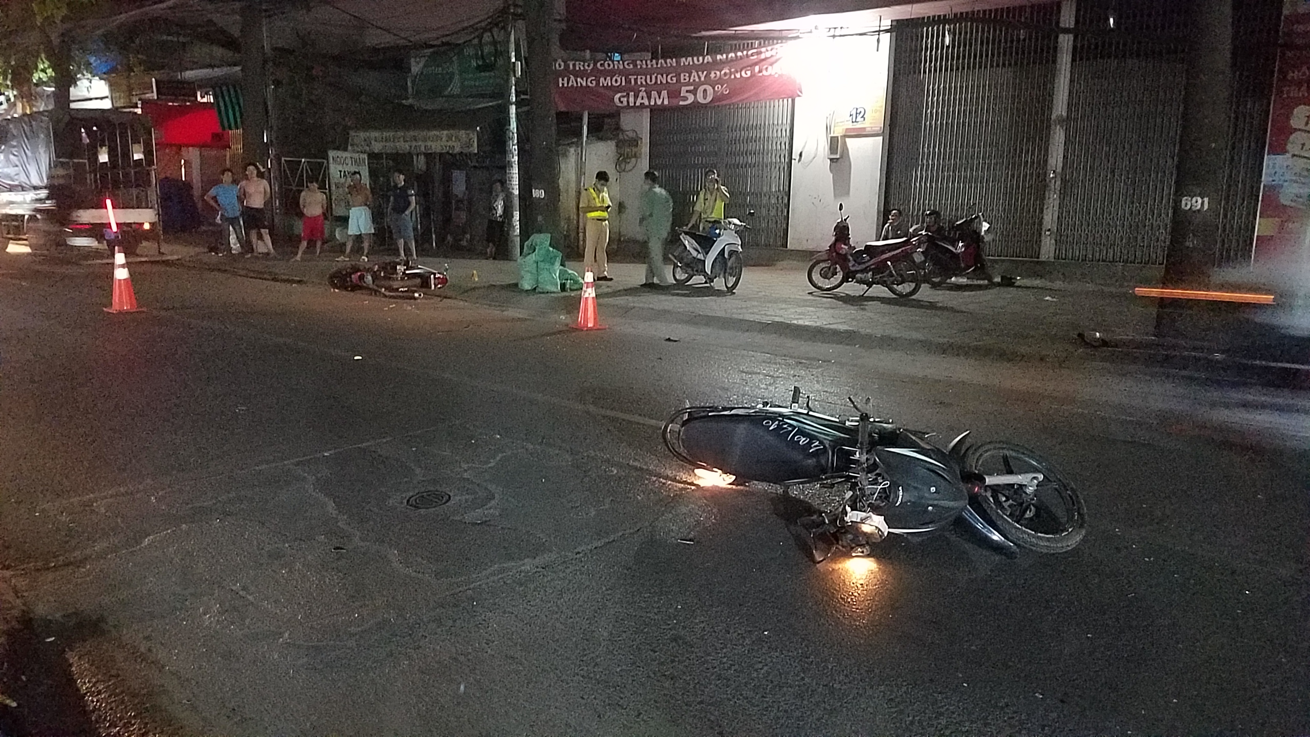 Hiện trường vụ tai nạn liên hoàn 3 xe máy