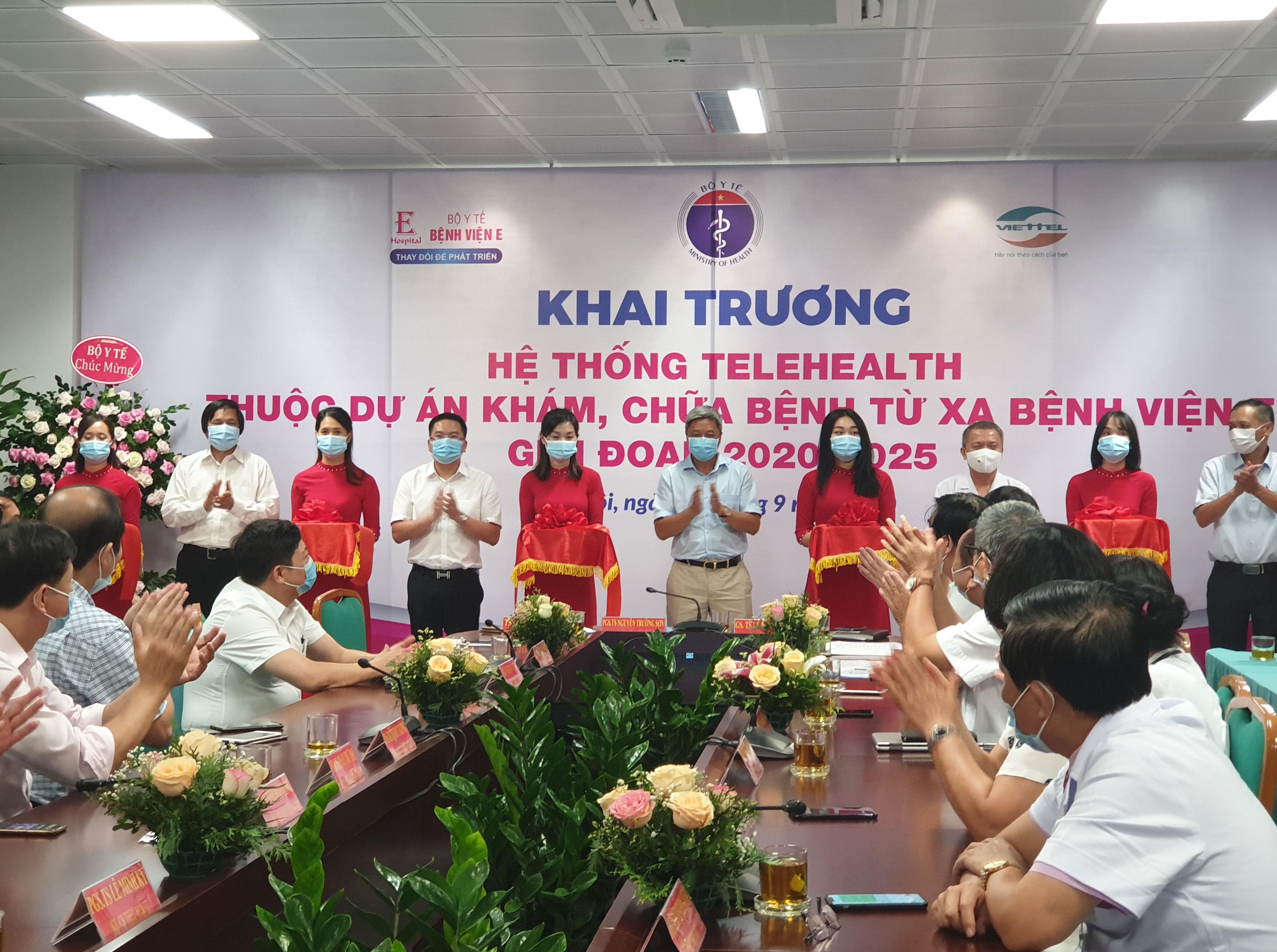 Ảnh: Thứ trưởng Bộ Y tế Nguyễn Trường Sơn cắt băng khánh thành TeleHealth bệnh viện E, nhấn mạnh, đây là hệ thống hữu ích cho bệnh nhân yếu thế, ở vùng sâu vùng xa