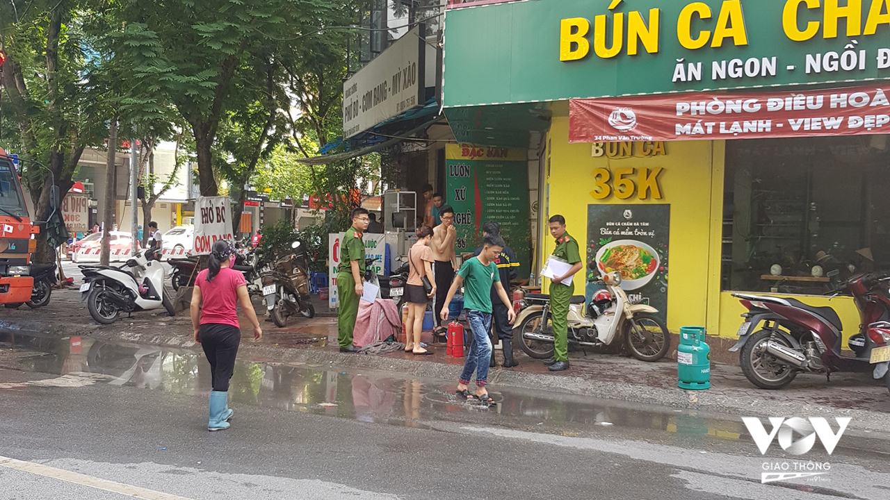 Hiện trường vụ cháy bình ga tại cửa hàng kinh doanh ăn uống trên đường Phan Văn Trường
