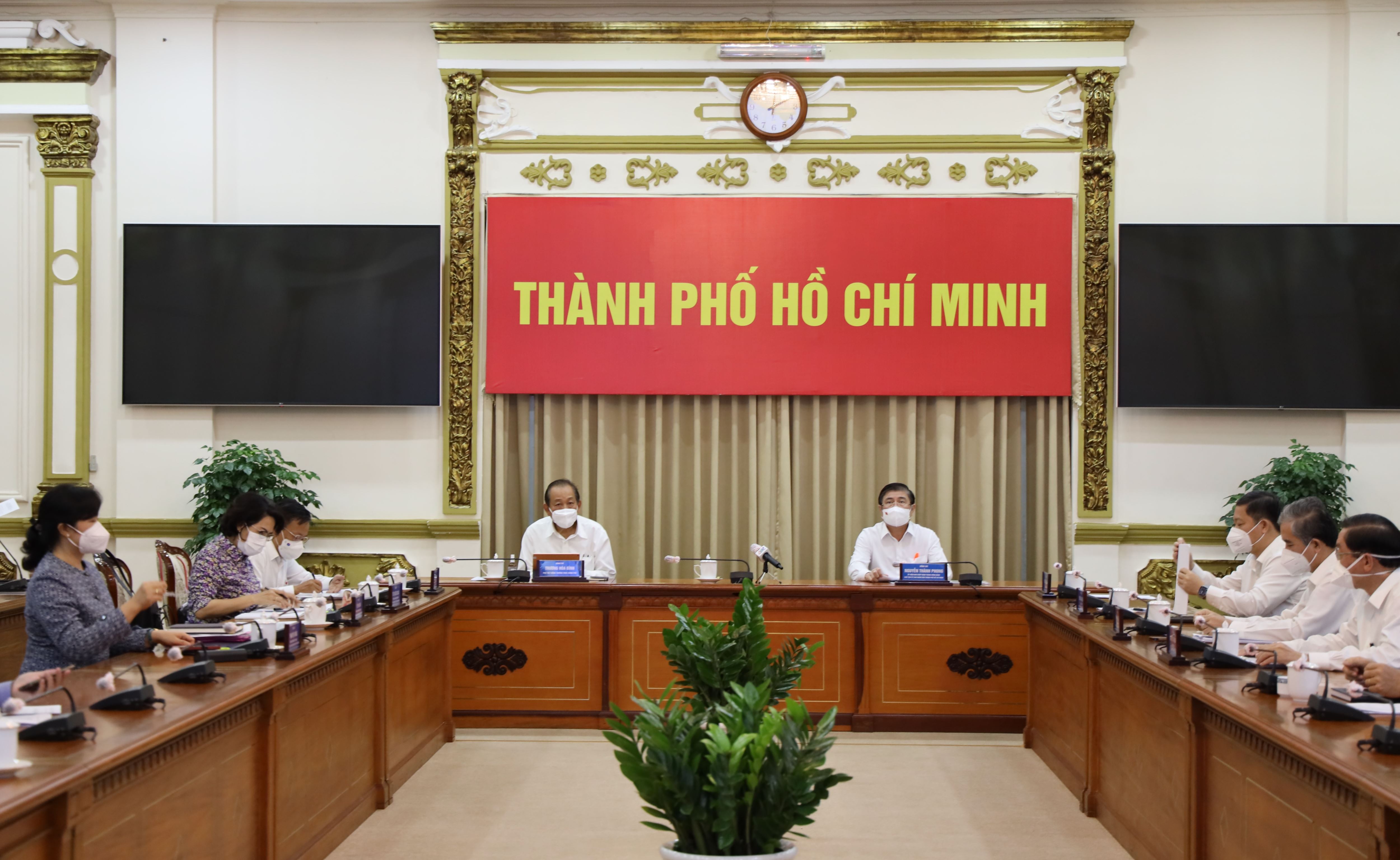 ẢNH 1: Phó thủ tướng thường trực Chính phủ Trương Hòa Bình cùng lãnh đạo TP.HCM tại Buổi sơ kết 15 ngày thực hiện giãn cách xã hội theo Chỉ thị 16