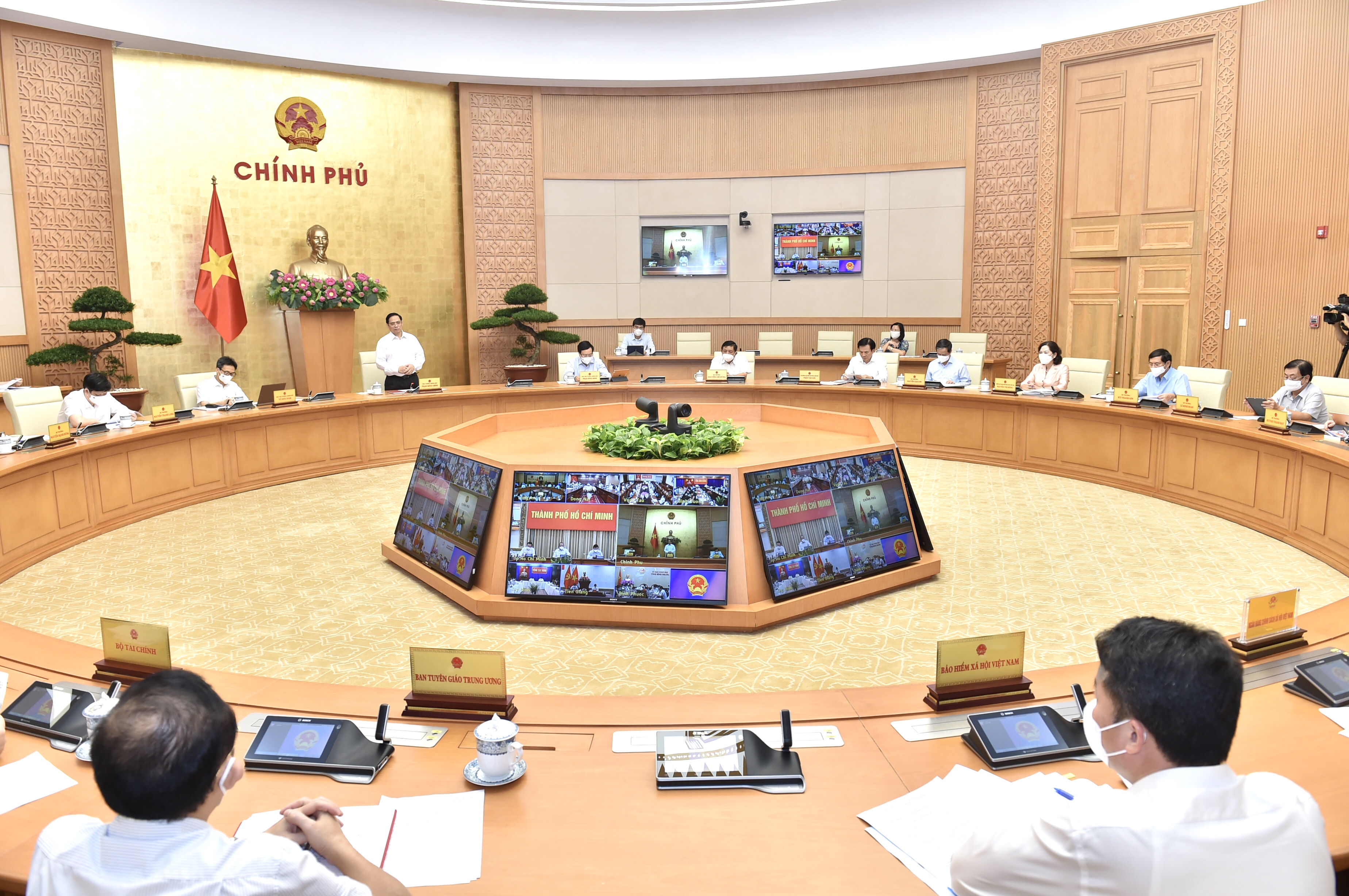 Toàn cảnh cuộc họp trực tuyến do Thủ tướng Phạm Minh Chính chủ trì