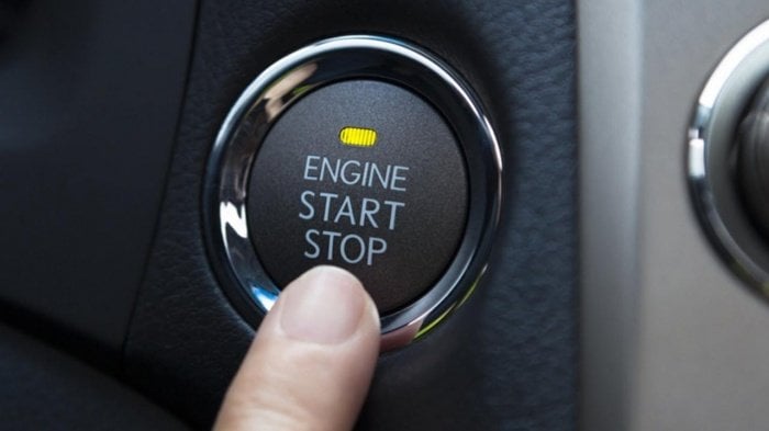 Khi xe đang chạy mà lại ấn nút khởi động (Engine Start/Stop) là một việc rất không nên làm