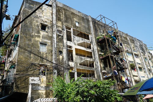 Hà Nội hiện có 969 chung cư cũ nằm ở khu vực nội đô lịch sử bị hạn chế về tầng cao tòa nhà, mật độ dân số theo quy hoạch xây dựng Thủ đô… Đây vấn đề khiến các chủ đầu tư không mặn mà với các dự án cải tạo chung cư cũ.