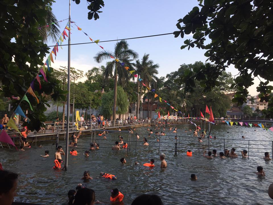 Mô hình cải tạo ao làng thành hồ bơi an toàn cho người dân xã Dương Liễu, huyện Hoài Đức, Hà Nội là rất đáng quý (Ảnh: Facebook CLB bơi lội xã Dương Liễu)