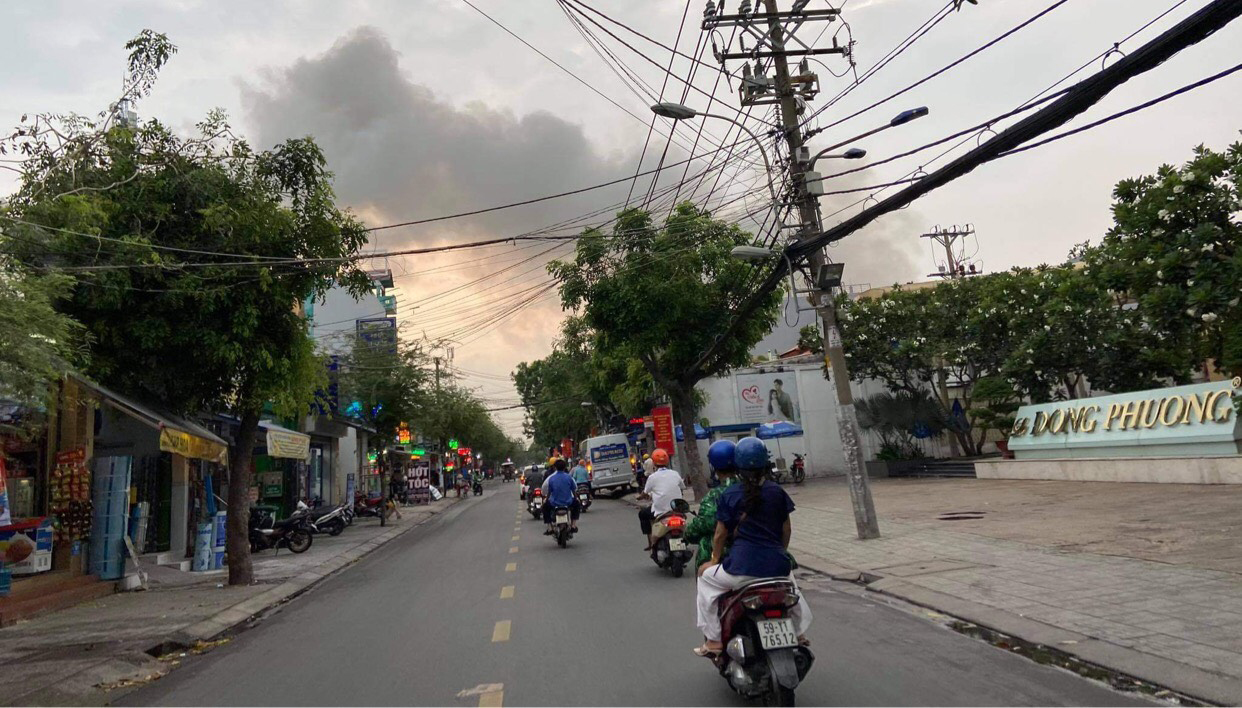 Sau tiếng nổ lớn, người dân xung quanh thấy khói lửa bốc lên từ bên trong phim trường trên đường Nguyễn Văn Quá.