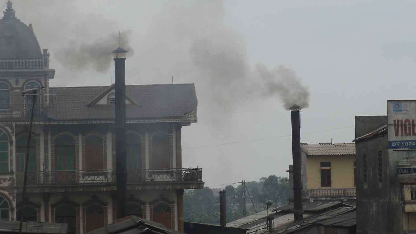 Chất lượng không khí của Thủ đô cũng bị ảnh hưởng không nhỏ bởi không khí ô nhiễm từ những địa phương lân cận, điển hình là tỉnh Bắc Ninh với một số làng nghề tái chế nhôm (làng Mẫn Xá), tái chế thép (làng Châu Khê)... (Ảnh: Vietnamnet)