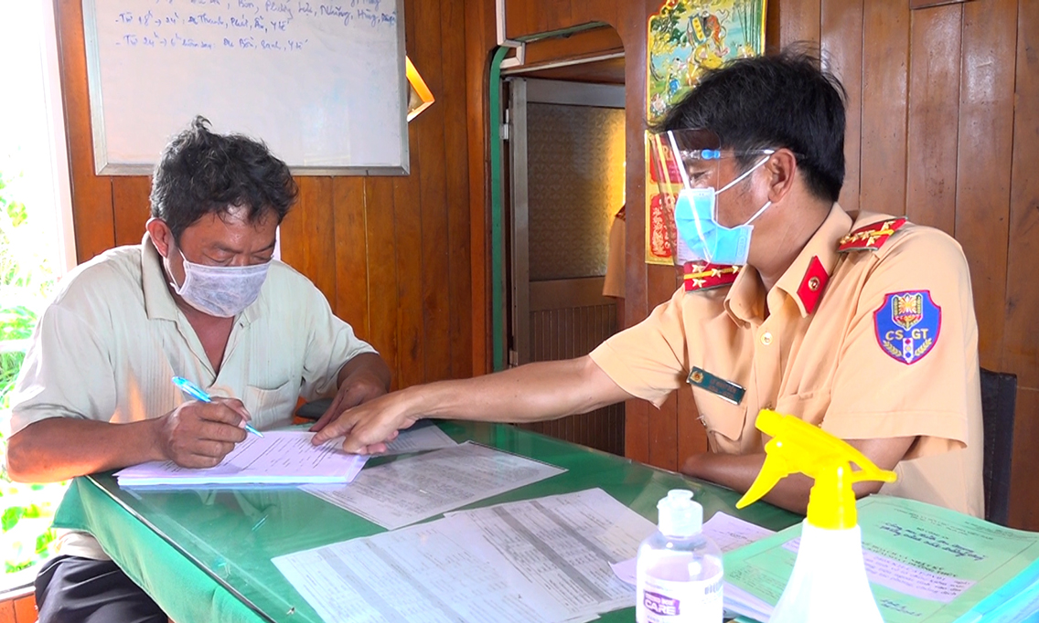 Hướng dẫn người điều kiển phương tiện khai báo y tế tại Chốt phòng chống dịch trên tuyến đường thủy