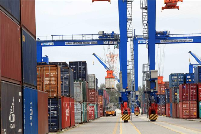 Hoạt động bốc xếp hàng nhập khẩu tại cảng biển Hải Phòng (Ảnh: TTXVN)