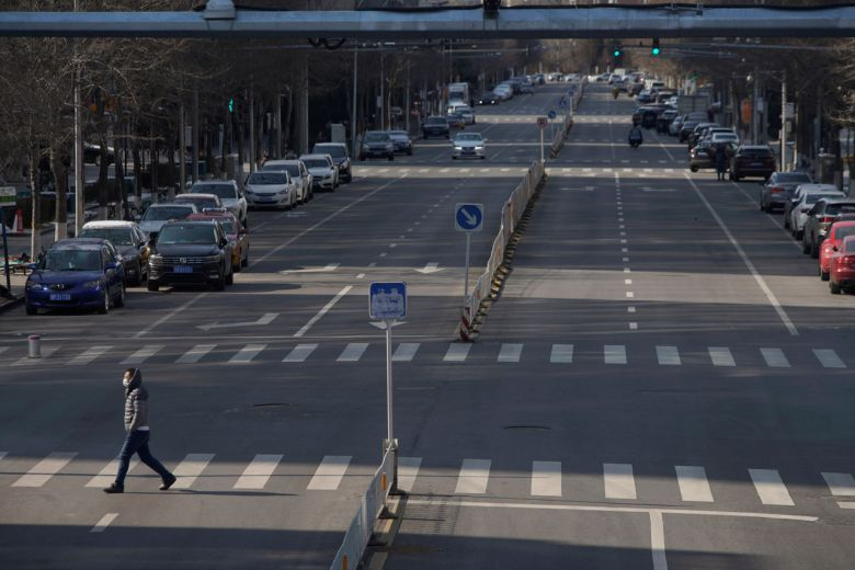 Đường phố vắng vẻ và giao thông thưa thớt tại Trung Quốc do dịch COVID-19 bùng phát (Ảnh: Reuters)
