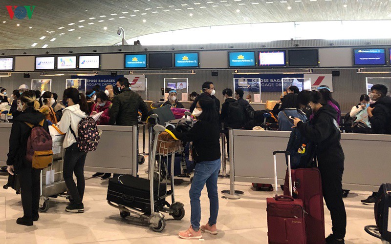 Hành khách xếp hàng để trở về Việt Nam