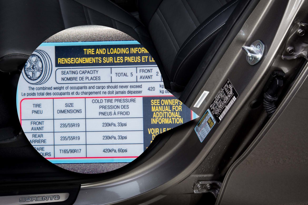 Thông qua phần giấy hướng dẫn dán trên phần khung cửa ở ghế lái, người điều khiển có thể biết được thông số áp suất lốp tiêu chuẩn