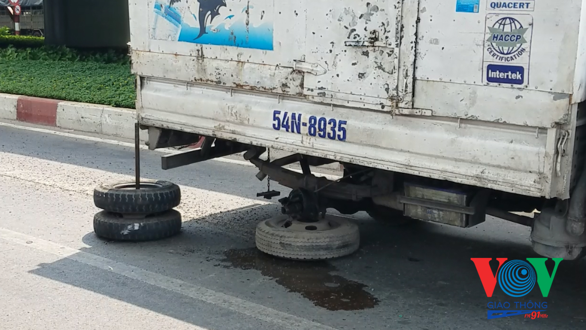 Chiếc bánh xe của xe tải loại 1,6 tấn bị văng ra ngoài, lao lên vỉa hè và va vào xe máy