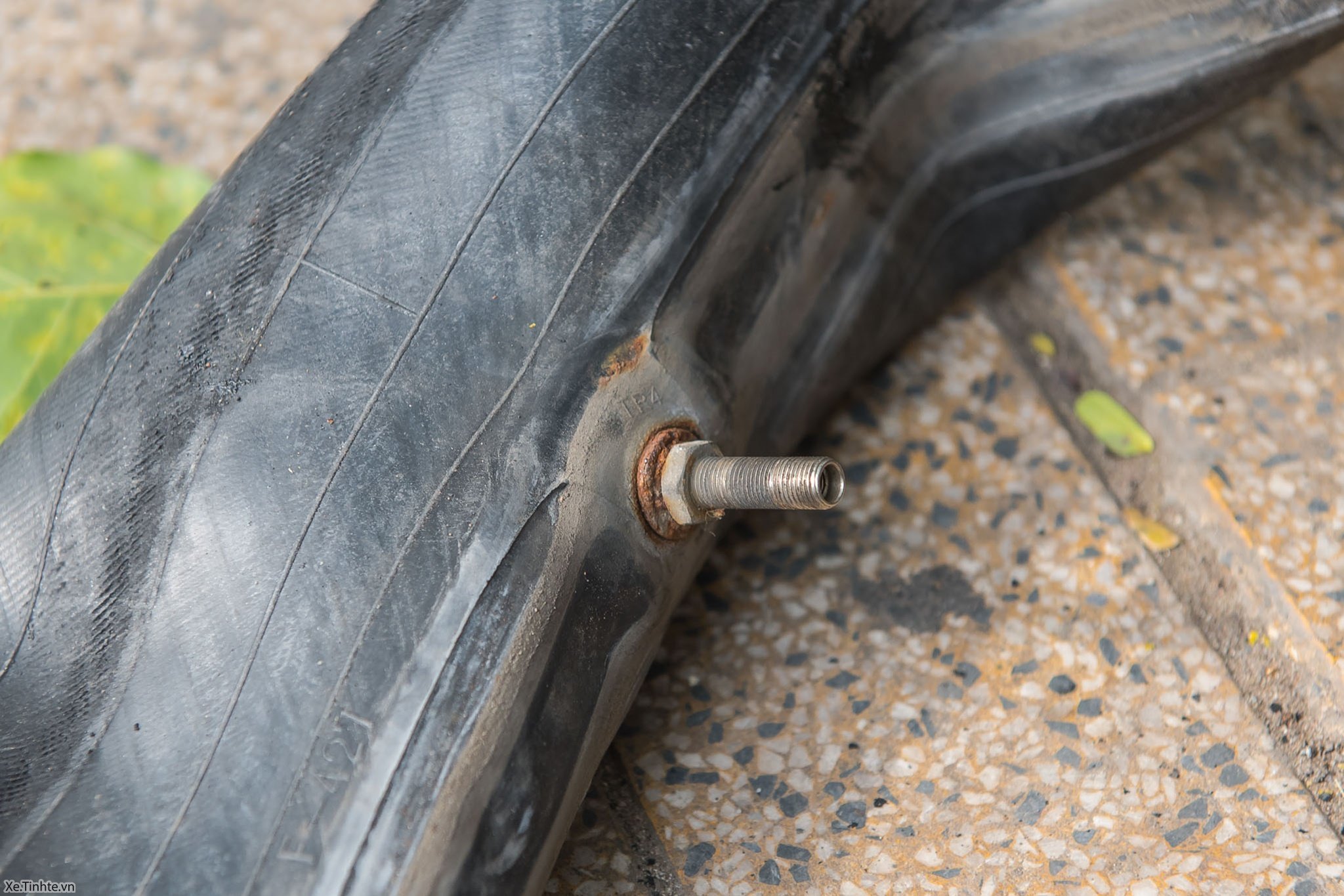 Vòi bánh xe bị gỉ sét hay nứt cần thay thế