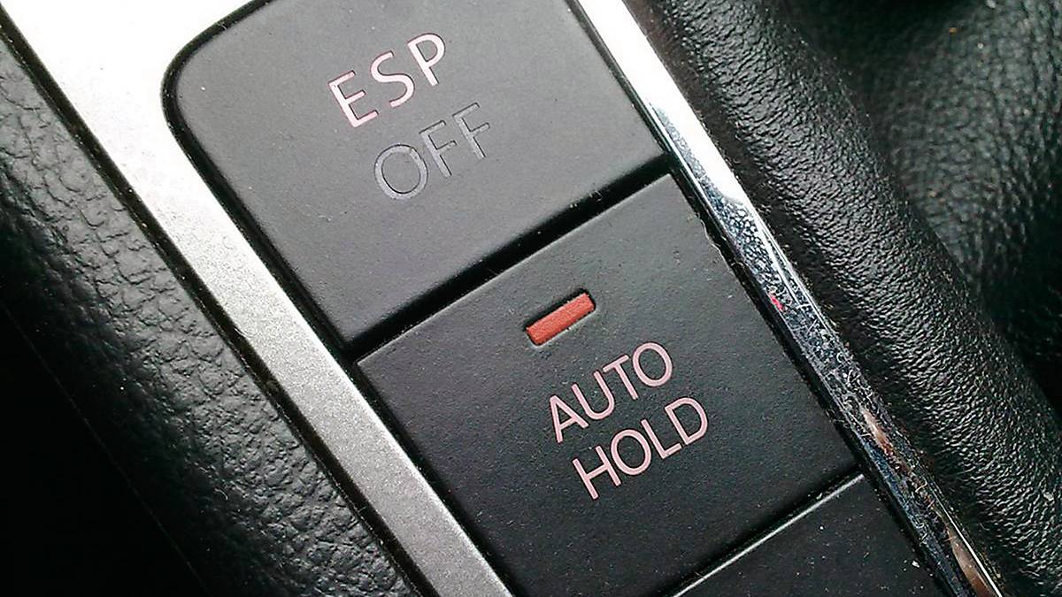 Nhiều dòng xe cao cấp cũng nâng cấp thêm công nghệ Auto Hold, tự động áp dụng phanh đỗ xe khi dừng lại và tắt kích hoạt khi chủ xe vận hành