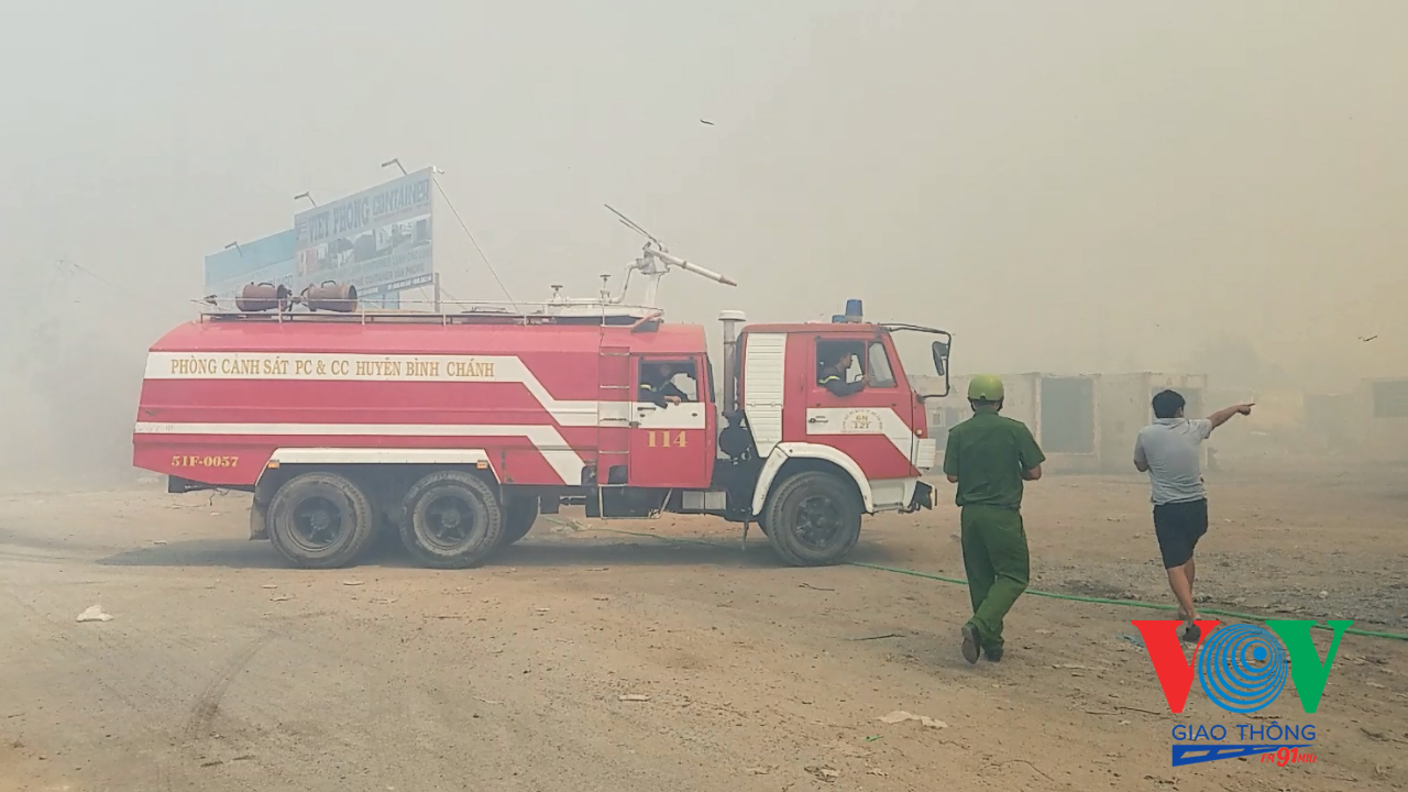Cảnh sát PCCC huyện Bình Chánh điều động xe chữa cháy để khống chế ngọn lửa