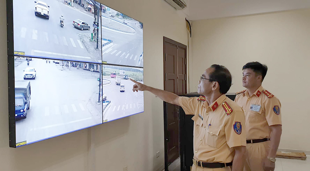 CSGT Quảng Ninh giám sát tình hình giao thông ngay tại trung tâm điều khiển hệ thống camera