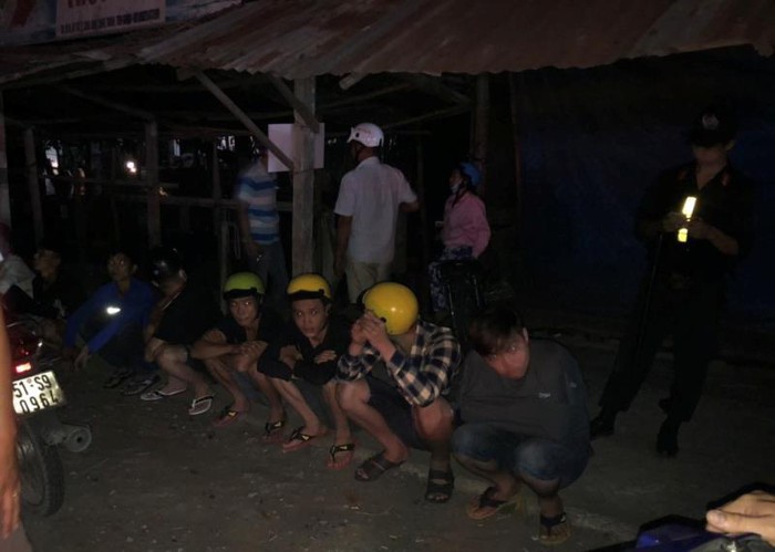 Nhóm quái xế bị bắt giữ trong vụ đua xe trái phép tại tỉnh Tiền Giang, khiến đồng chí Thiếu tá Nguyễn Lê Hồ bị thương (Ảnh: A.T/VTCNews)