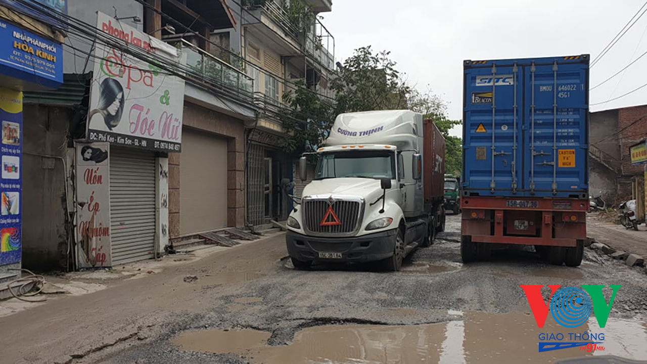 Phố Keo (xã Kim Sơn, huyện Gia Lâm) hàng ngày đang phải oằn mình cõng hàng ngàn lượt xe tải lớn, nhỏ và xe container