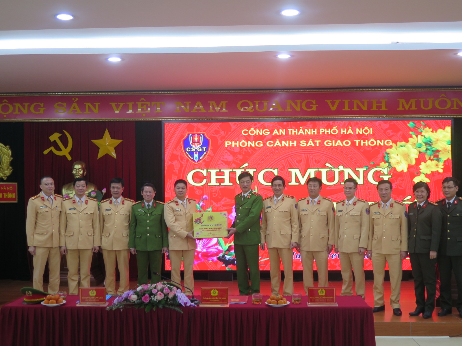 A3 Thứ trưởng Nguyễn Duy Ngọc tặng quà động viên cán bộ chiến sĩ Phòng CSGT Công an Hà Nội