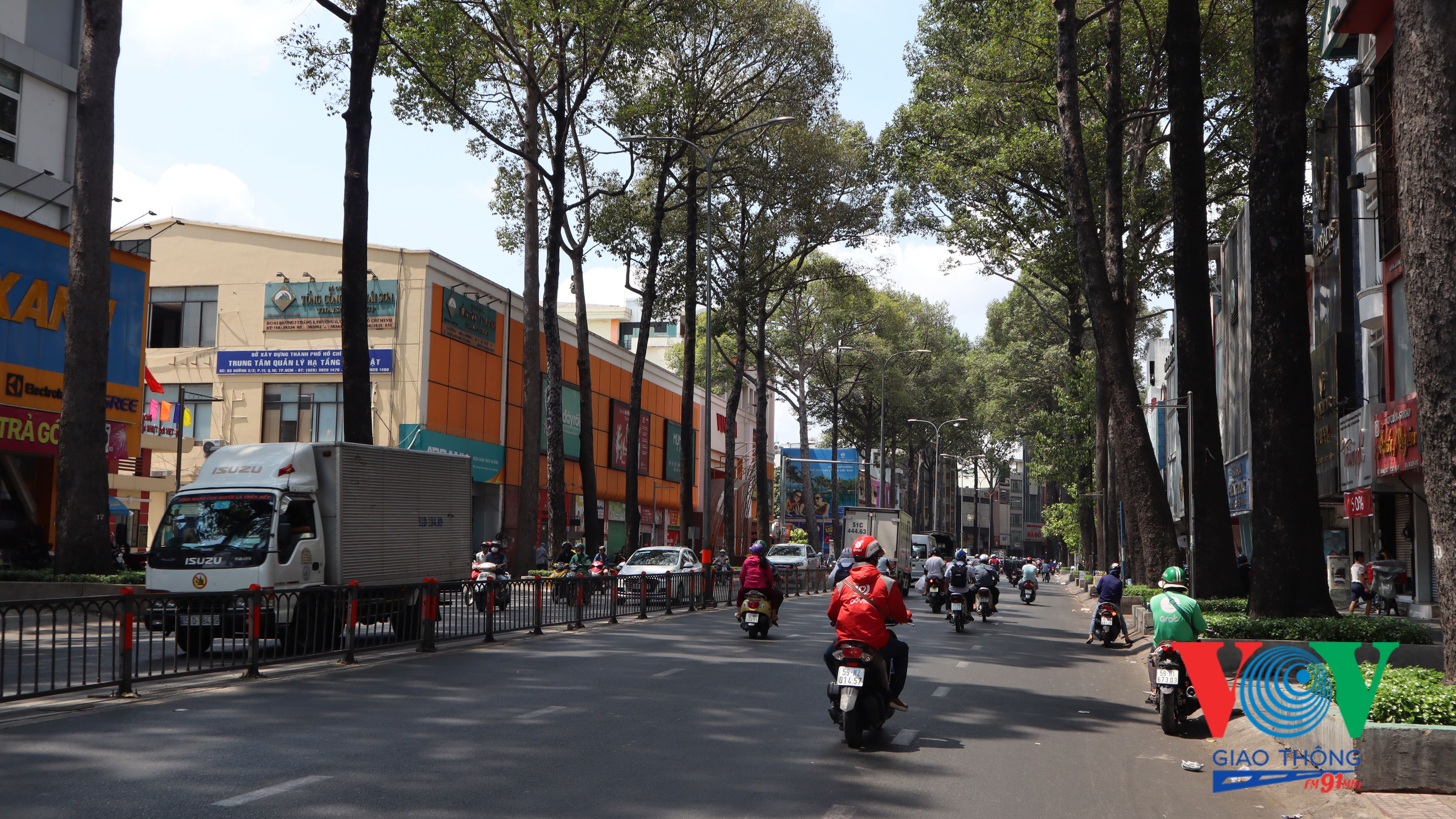 Sáng 1/4, các tuyến đường tại Tp. Hồ Chí Minh khá thông thoáng, phần lớn là xe gắn máy và rất ít xe ô tô
