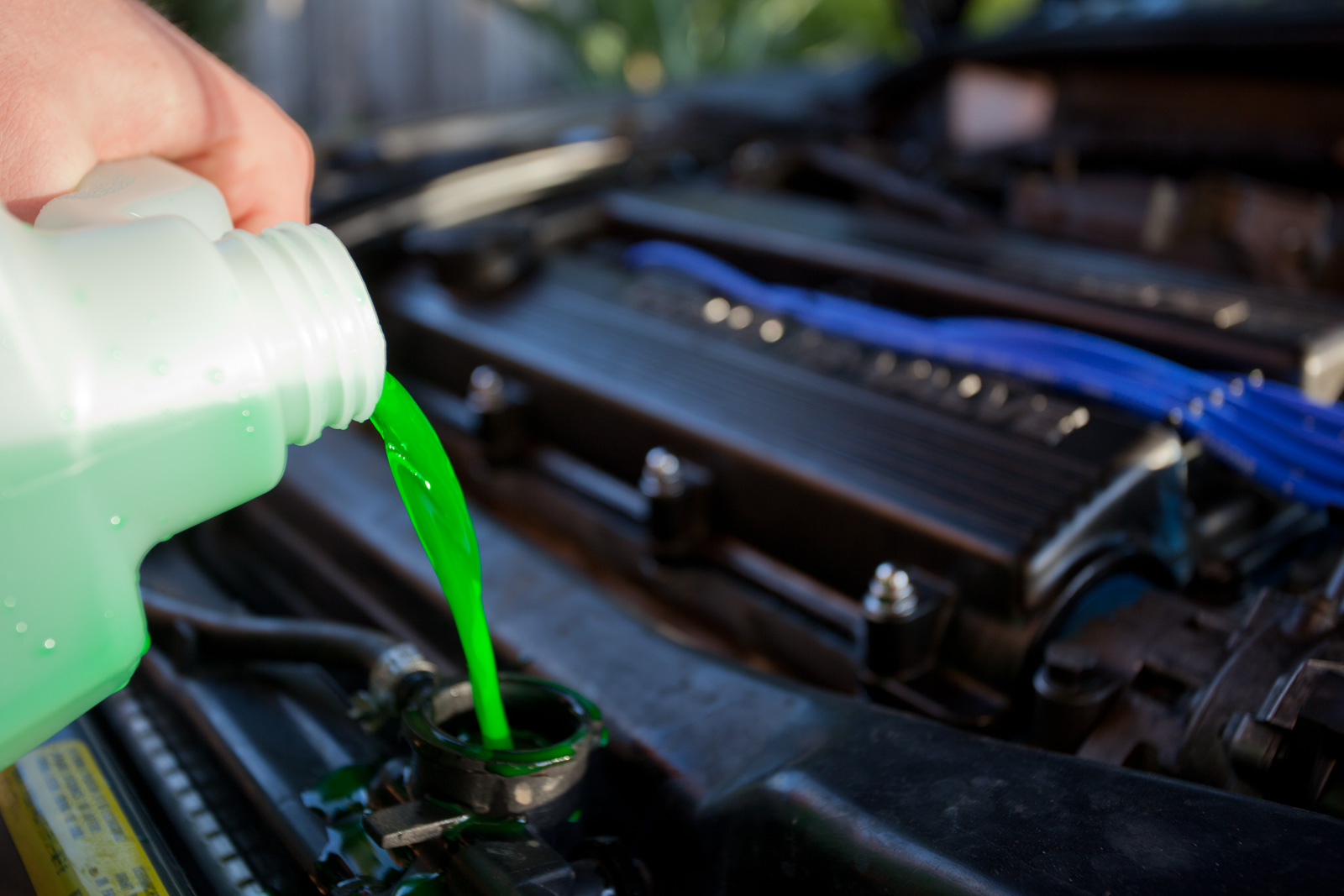 bổ sung hoặc thay dầu máy, nước làm mát phù hợp để đảm bảo xe không bị thiếu dầu nhớt, nước làm mát và hoạt động tốt