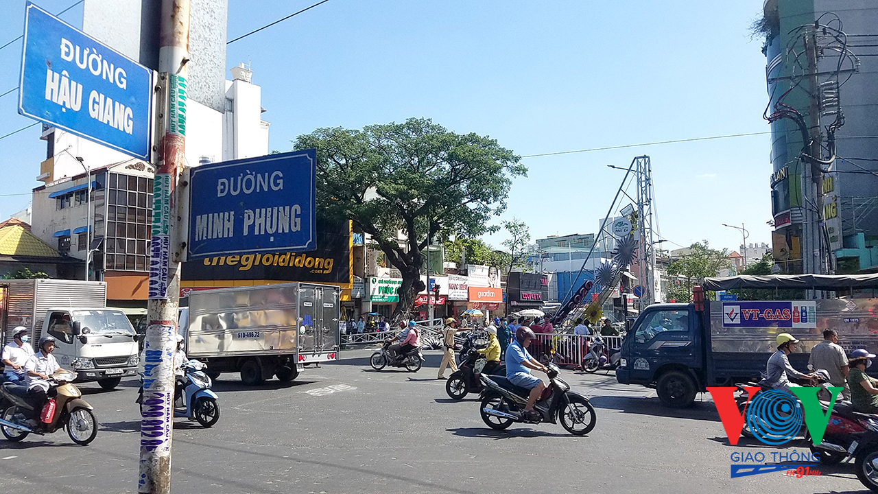 cổng chào trang trí tại giao lộ Hậu Giang - Minh Phụng