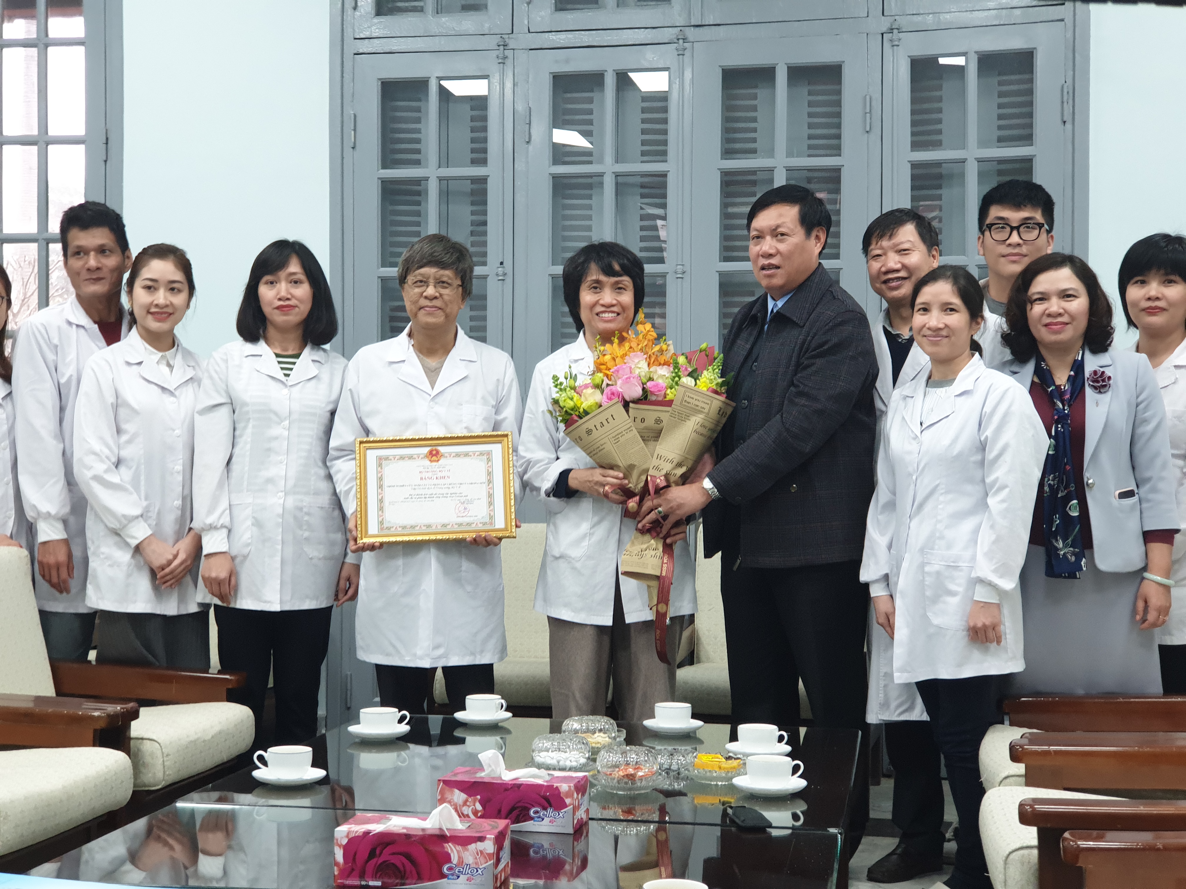 Thứ trưởng Bộ Y tế Đỗ Xuân Tuyên trao bằng khen cho tập thể và cá nhân thuộc viện Vệ sinh dịch tễ Trung ương.