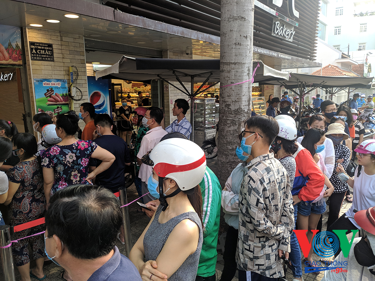Hàng trăm người xếp hàng phía trước địa chỉ 225-227 Nguyễn Trãi quận 5, TPHCM để chờ mua bánh mì thanh long