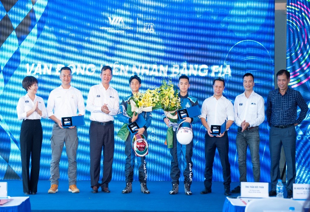 Hai vận động viên lứa tuổi thiếu niên là Phạm Hoàng Nam và Bùi Đức Minh trong môn Go Kart đầy tiềm năng của Việt Nam vinh dự nhận bằng CIK-C Junior - bằng đua xe Go Kart quốc tế hạng C dành cho lứa tuổi từ 12-15